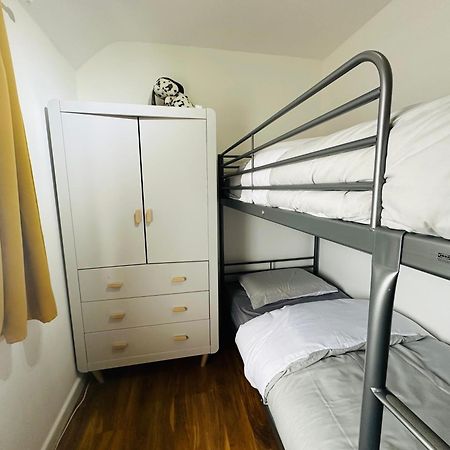 Beautiful Home In London With Easy Access To Central London Sutton  Esterno foto