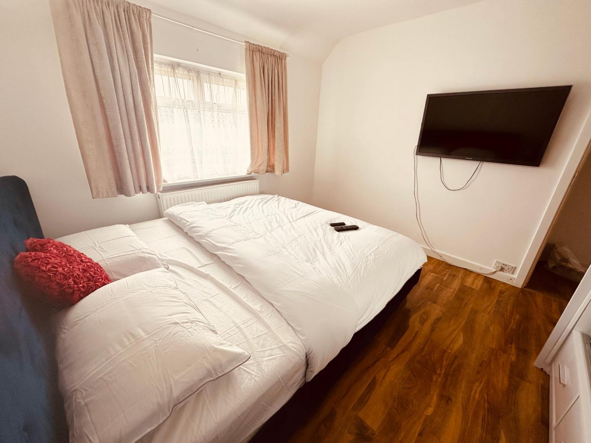 Beautiful Home In London With Easy Access To Central London Sutton  Esterno foto
