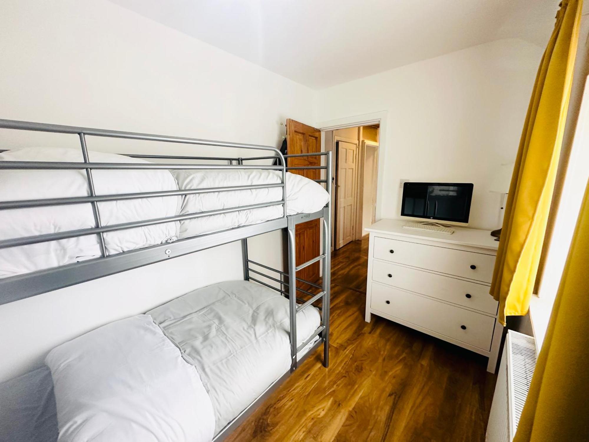 Beautiful Home In London With Easy Access To Central London Sutton  Esterno foto