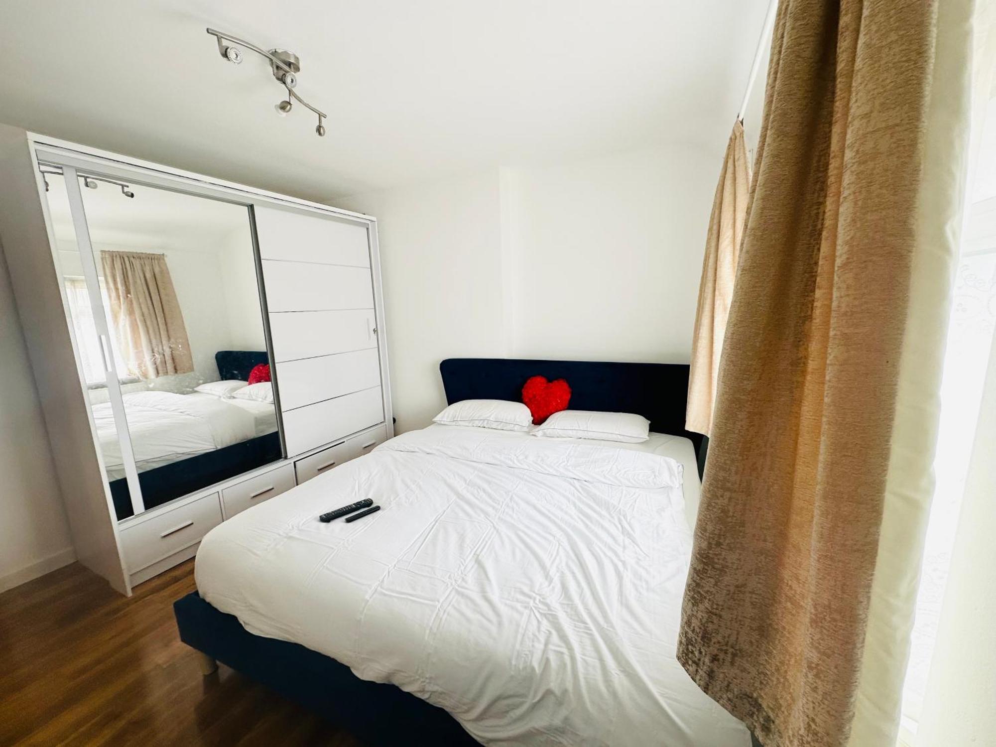 Beautiful Home In London With Easy Access To Central London Sutton  Esterno foto